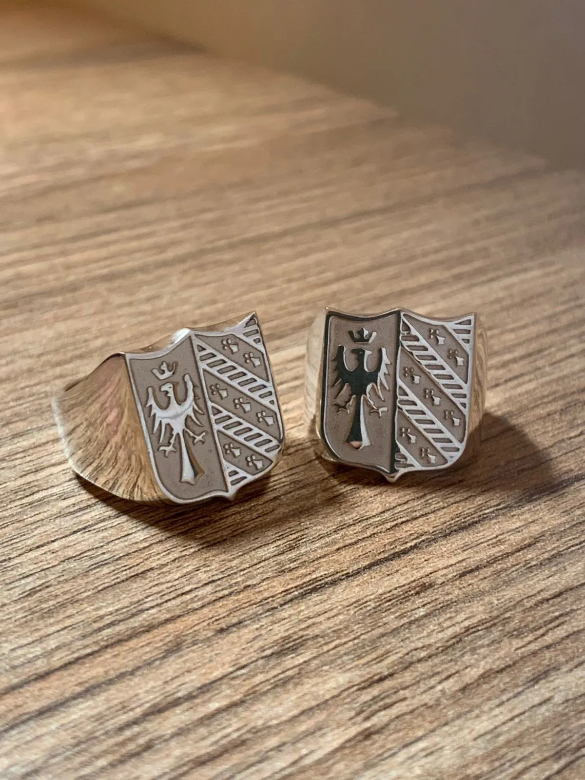 Dos anillos sello con escudo terminados y pulidos a mano