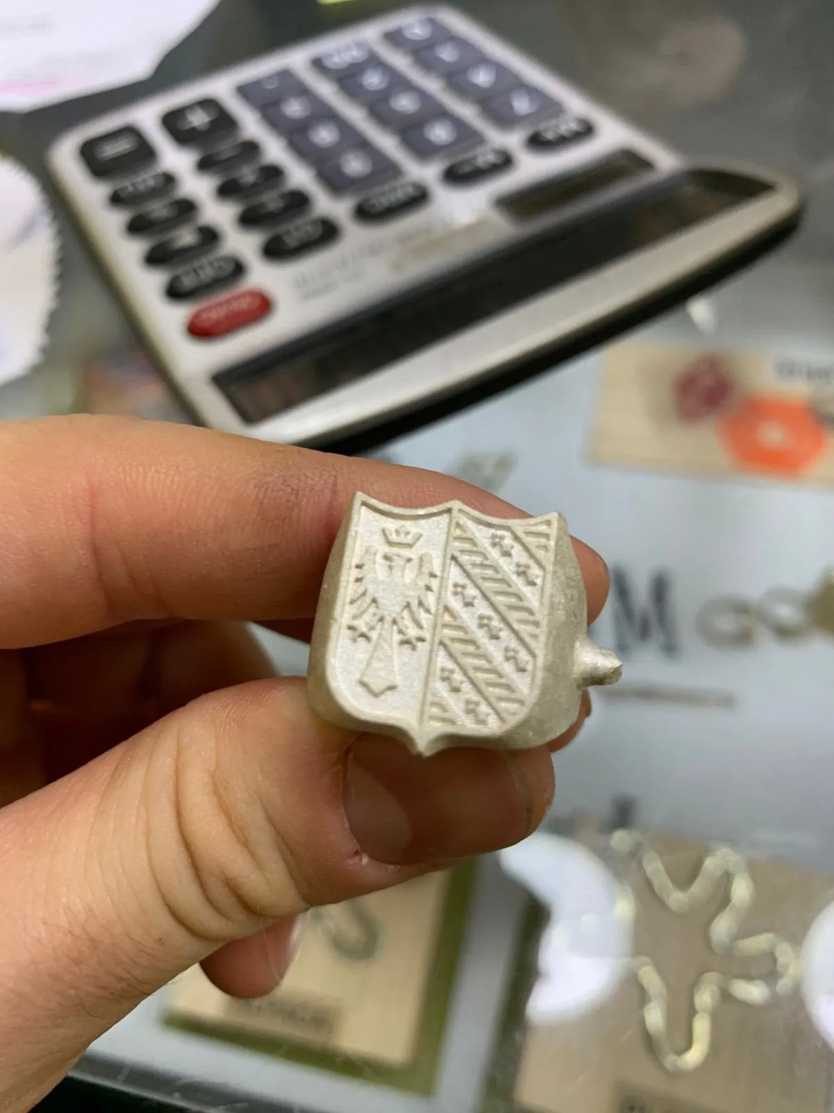 Anillo sello en metal claro después de la fundición