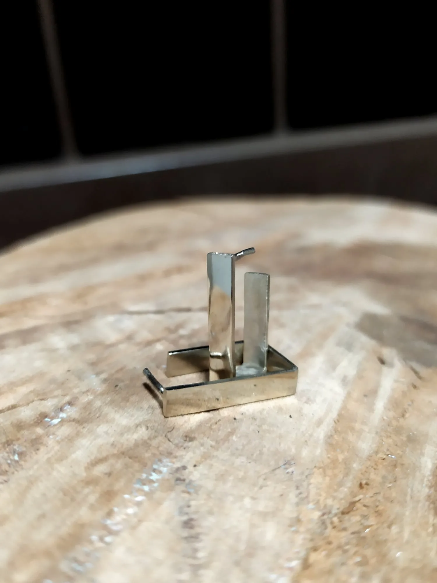Aro rectangular de plata sobre el taco de madera del banco
