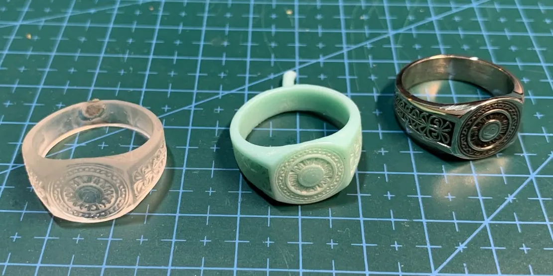 El mismo anillo sello en tres etapas: impreso en resina, inyectado en cera y terminado en plata
